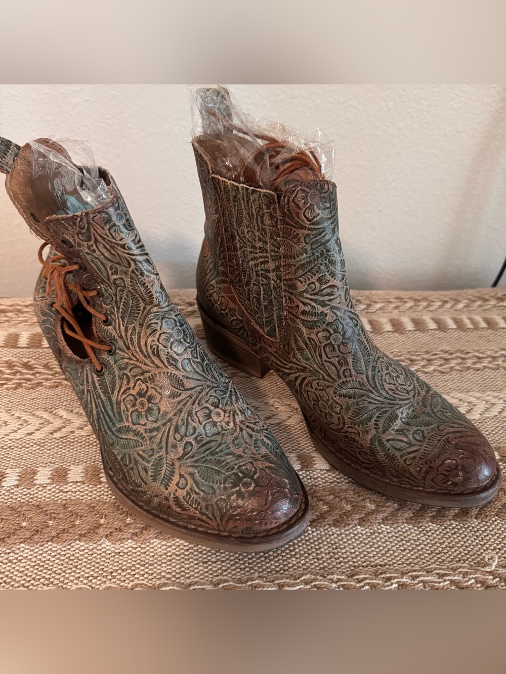 Circle G by Corral Floral Tooled Cutout Boots 🤎